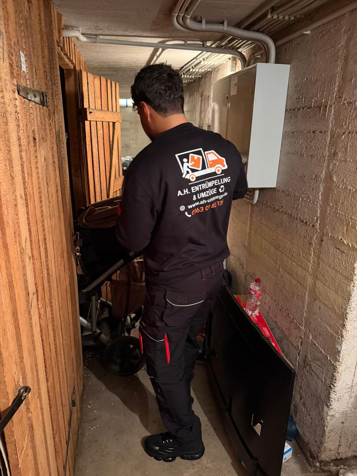 A.H Entrümpelung & Umzüge Mitarbeiter bei der Arbeit